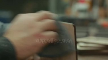 Profesyonel çalışan erkek elinde Close-Up eziyet zımpara yardımıyla Hediyelik ürünler.