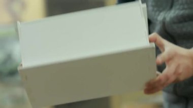 Profesyonel çalışan erkek elinde Close-Up eziyet zımpara yardımıyla Hediyelik ürünler.