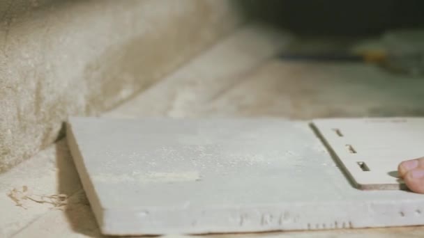 男性のクローズ アップ手研削機製造プロフェッショナル クリーニング製品. — ストック動画