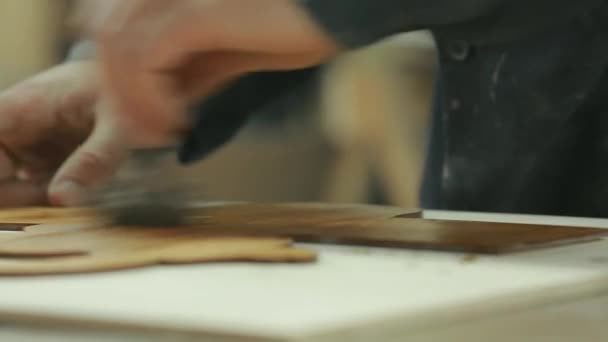 Крупним планом чоловіча рука професійної фарби для дерев'яних виробів на підприємстві . — стокове відео