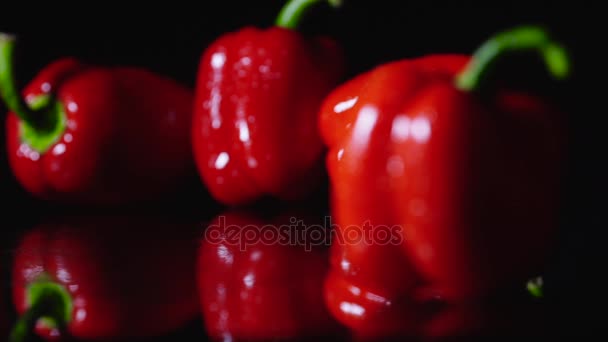 Στο προσκήνιο κόκκινο πιπέρι χυδαία και εστίαση μετακινείται ομαλά στο παρασκήνιο, όπου βρίσκονται μερικές περισσότερες πιπεριές. — Αρχείο Βίντεο