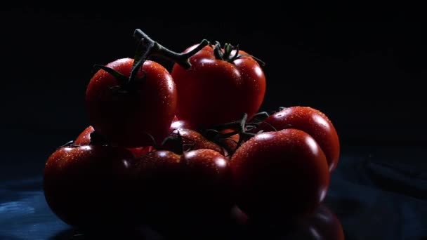 仰向けに黒熟したトマトの多くは、ガラスのテーブルと、その軸を中心に回転します。新鮮な野菜をクローズ アップ. — ストック動画