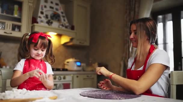 Des gouttes fraîches de poivrons rouges fraîchement lavés coulent sur la table. Gros plan tournant sur fond noir . — Video