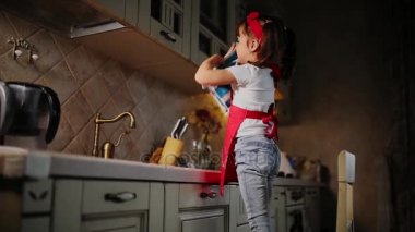 Anne yemek pişirme sonra kızı mutfakta el yıkamayı yardımcı olur.