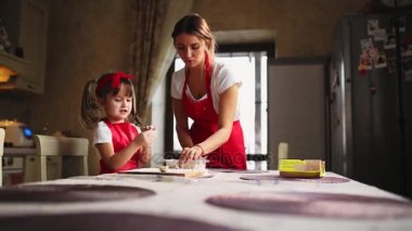 Taze kırmızı biber taze damla akış masada aşağı yıkadı. Siyah arka plan üzerine dönen portre.