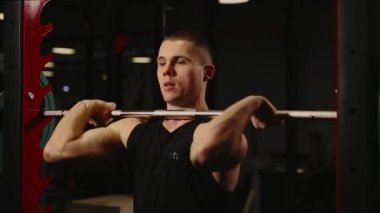 Omuz kasları için ayakta egzersiz yapmak ağırlık kaldırma egzersizleri spor şişirilmiş erkek gerçekleştirir.