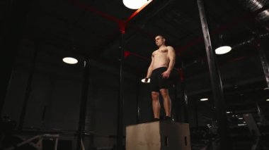 Kaslı erkek gömleği dikey atlar üzerinde ahşap bir gerçekleştirir. Aerobik egzersiz.