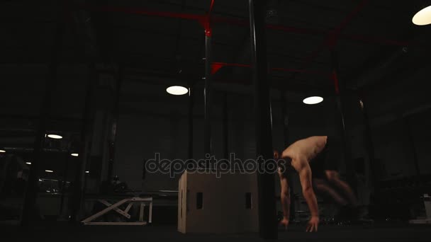 Gespierde man shirtless voert de burpee oefening en sprong omhoog op een houten doos — Stockvideo