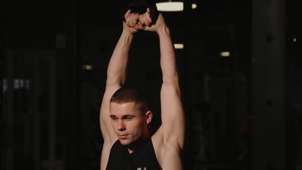 Gespierde man doen oefeningen met gewichten in de sportschool. Het trekken van de kettlebell. — Stockvideo