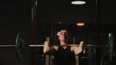 Omuz kasları için ayakta egzersiz yapmak ağırlık kaldırma egzersizleri spor şişirilmiş erkek gerçekleştirir.