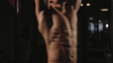 Spor şişirilmiş erkek üstündeki yatay çubuk kaldırma bir yapamadın gerçekleştirir. Elektrik prizi.