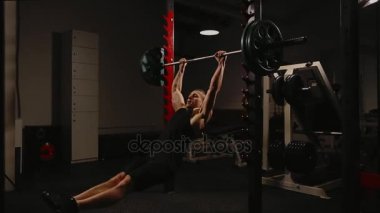 Spor şişirilmiş erkek üstündeki yatay çubuk kaldırma bir yapamadın gerçekleştirir. Elektrik prizi.