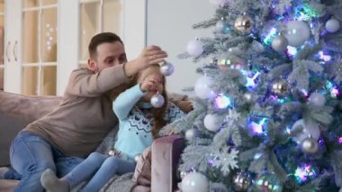 Baba ve kız Noel ağacı süslemeleri.