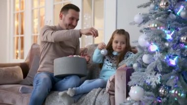 Baba ve kız Noel ağacı süslemeleri.