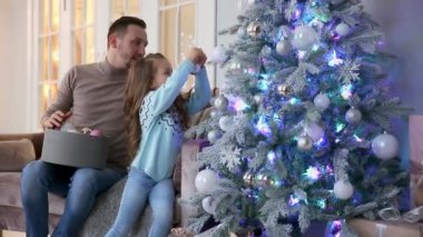 Baba ve kız Noel ağacı süslemeleri.