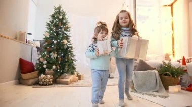 Ailelerine hediyeler vermek için çalıştırın Noel iki kız kardeş.