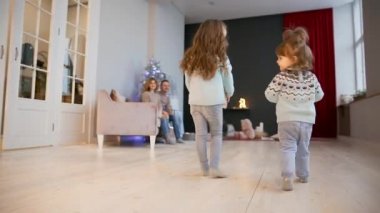 Ailelerine hediyeler vermek için çalıştırın Noel iki kız kardeş.