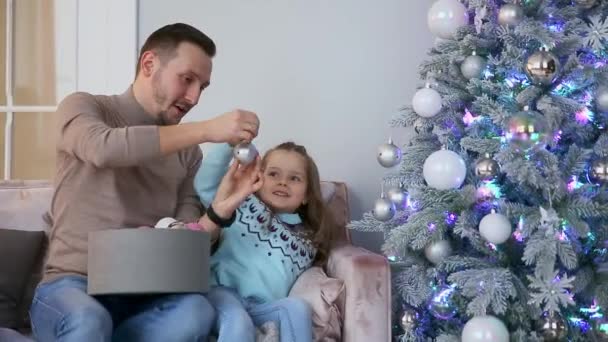Otec a dcera zdobit vánoční stromeček. — Stock video