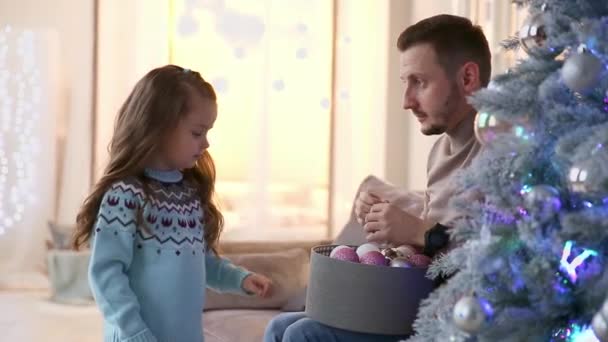 Père et fille décorent le sapin de Noël . — Video