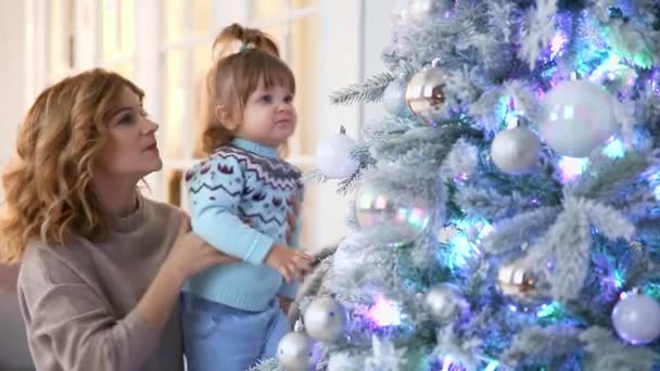 Moeder en dochter Versier de kerstboom. — Stockvideo