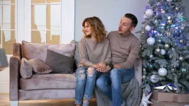 Ailelerine hediyeler vermek için çalıştırın Noel iki kız kardeş.