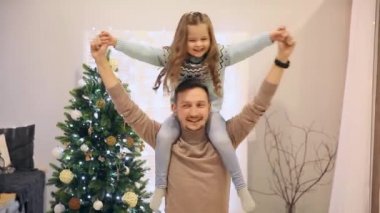 Boyunda, Papa'nın ben oturan kız uçak oynayan, gülen ve sarılma baba döner kızı. Noel mutlu aile.