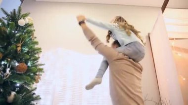 Boyunda, Papa'nın ben oturan kız uçak oynayan, gülen ve sarılma baba döner kızı. Noel mutlu aile.