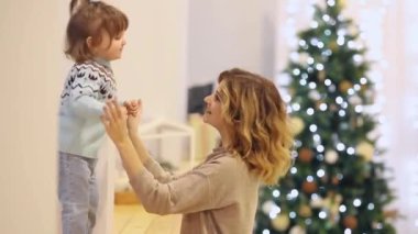 Küçük bir kız annesi ve öpücük sarılarak. Anne sevgi ve koymak.