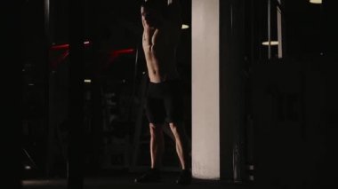 Kaslı adam spor salonunda ağırlık egzersizleri yapıyor. Kettlebell parçalarının.