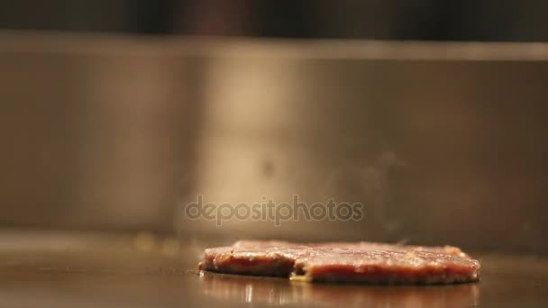 Бургер с курицей на плите, кипящее масло и дым . — стоковое видео