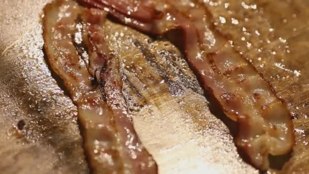 De bacon die is gebakken in boter. — Stockvideo