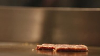 Tavuk Burger ocakta, yağ ve duman kaynar kızarmış.