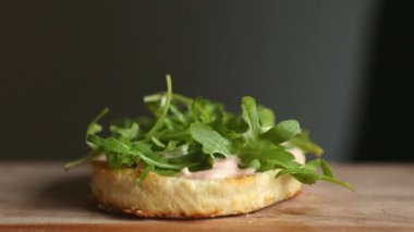 Yemek büyük hamburger profesyonel bir Şef, yakın çekim işlemidir. Domates bir rulo koyar