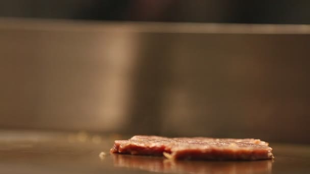 Бургер с курицей на плите, кипящее масло и дым . — стоковое видео