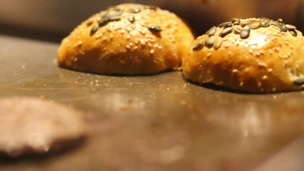 Pollo Hamburguesa frita en la estufa, aceite hirviendo y humo. Freír el pan en un plato para una hamburguesa . — Vídeo de stock