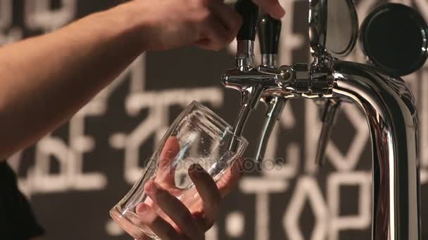 De barman giet een donker bier in glas close-up. — Stockvideo