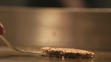 Tavuk Burger ocakta, yağ ve duman kaynar kızarmış. Şef Burger diğer taraf için belgili tanımlık substrate kullanarak döndürür