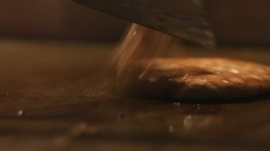 Tavuk Burger ocakta, yağ ve duman kaynar kızarmış. Şef Burger diğer taraf için belgili tanımlık substrate kullanarak döndürür