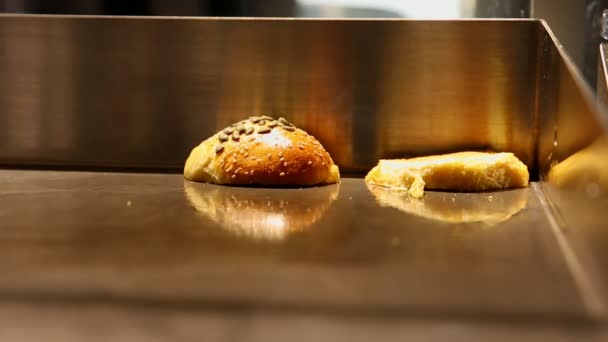 Freír pan en un plato para una hamburguesa es el humo . — Vídeo de stock