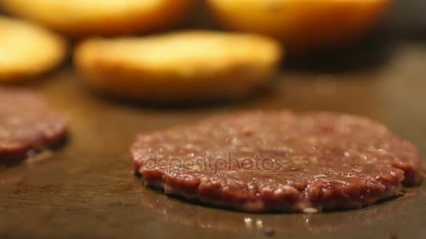 Hambúrguer de frango frito no fogão, óleo fervente e fumaça. Pão frito em um prato de um hambúrguer . — Vídeo de Stock