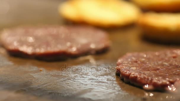 Burger di pollo fritto sul fuoco, olio bollente e fumo. Pane fritto su un piatto per un hamburger . — Video Stock