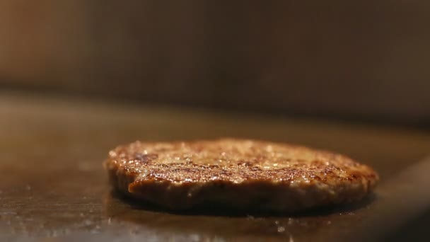 Frango Burger frito no fogão, óleo fervente e fumaça . — Vídeo de Stock