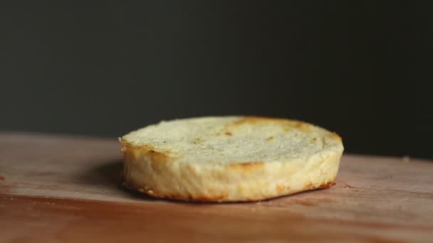 O processo de cozinhar hambúrguer grande é um chef profissional, close-up. Esfregaço o molho em um pão — Vídeo de Stock