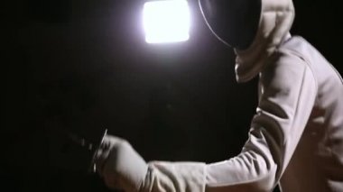 Elinde eskrim için bir rapier closeup saldırgan hareketler yapar. Erkek kılıç saldırır. Kamera ekseni etrafında hareket eder. Uçmak vinç