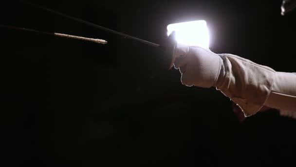 Close-up van een rapier voor schermen in de hand voert offensief bewegingen. Mannelijke zwaardvechter verdedigt. Zijaanzicht — Stockvideo