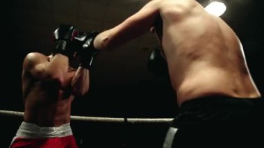 İki boksörler birbirlerine çarpıcı ringde fikir tartışması. Dinamik kamera hareketi