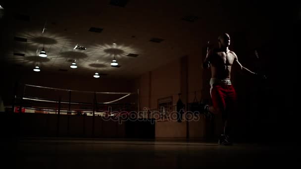 Kardio školení boxer v ringu. Skákání přes švihadlo.