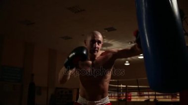 Spor salonunda spor adam darbeler Delme armut üzerinde tekniğin yerine getirir..