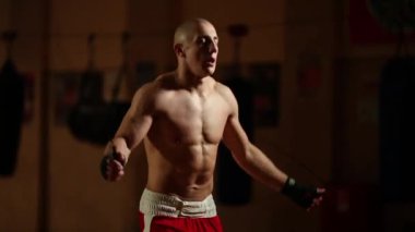 Spor adam boks giysili ip egzersizleri atlama atlar.