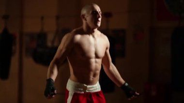 Spor adam boks giysili ip egzersizleri atlama atlar. Kamera bir daire içinde.